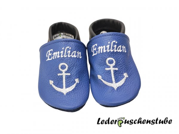 Lederpuschen jeansblau-schwarz Namen (weiß) am Spann beiderseits und Anker (grau)